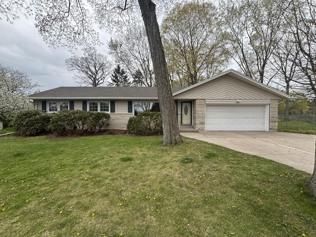 N50W16323 Pin Oak COURT, Menomonee Falls, WI 53051