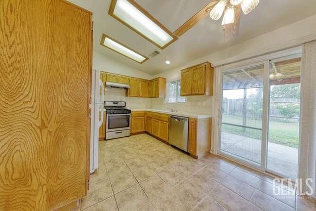 327 Fern Meadow Drive, Bakersfield, CA 93308