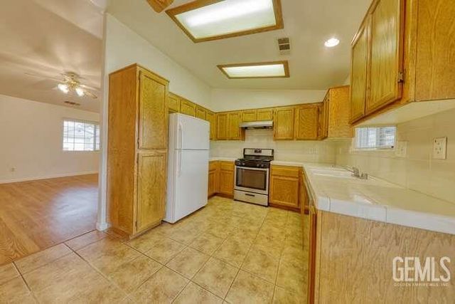 327 Fern Meadow Drive, Bakersfield, CA 93308