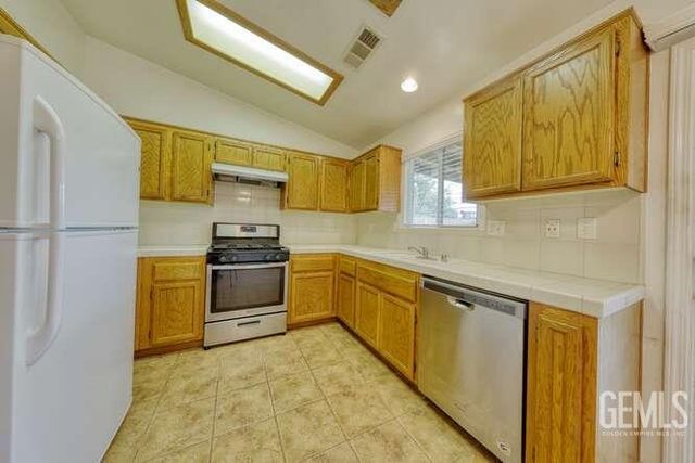 327 Fern Meadow Drive, Bakersfield, CA 93308