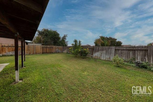 327 Fern Meadow Drive, Bakersfield, CA 93308