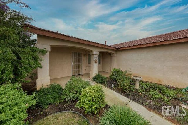 327 Fern Meadow Drive, Bakersfield, CA 93308
