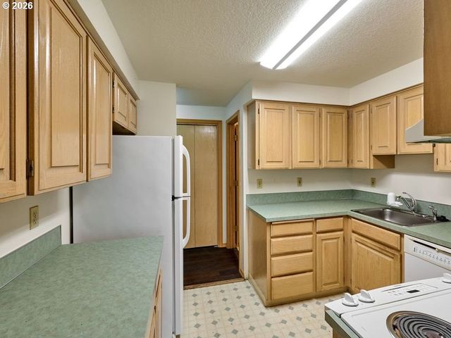 1048 BIRCHWOOD Dr, Oregon City, OR 97045