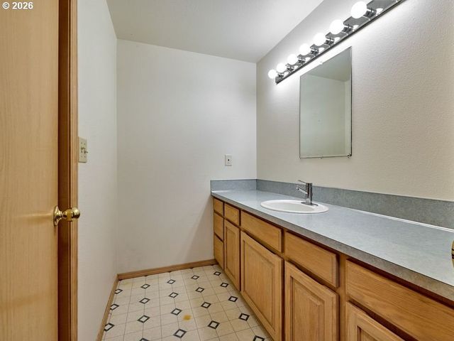 1048 BIRCHWOOD Dr, Oregon City, OR 97045