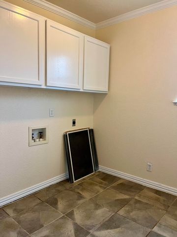 303 Ave F, Levelland, TX 79336