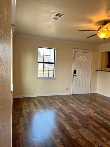 303 Ave F, Levelland, TX 79336