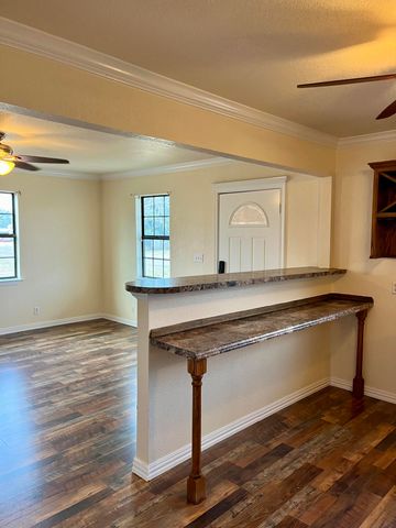 303 Ave F, Levelland, TX 79336