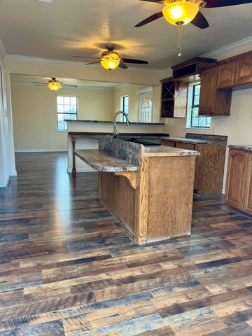 303 Ave F, Levelland, TX 79336