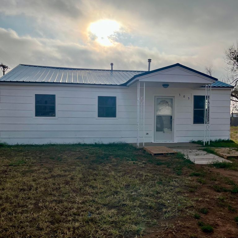 303 Ave F, Levelland, TX 79336