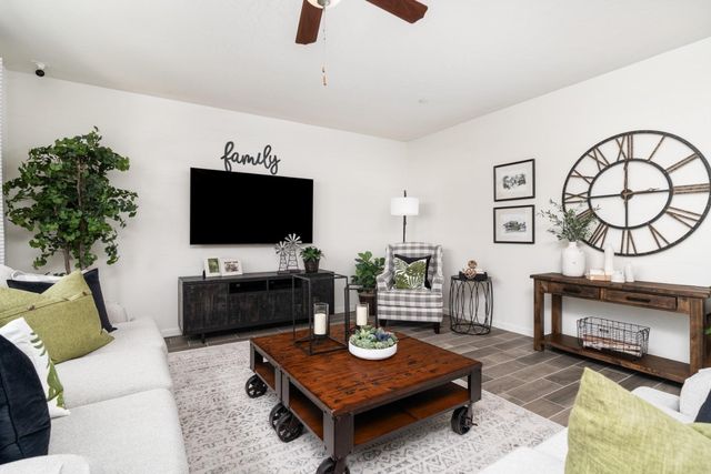 1955 N Dee Ann Avenue, Fresno, CA 93727