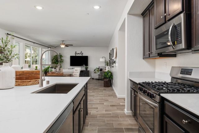 1955 N Dee Ann Avenue, Fresno, CA 93727