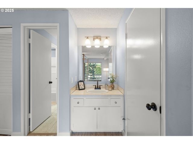 225 CERVANTES Cir, Lake Oswego, OR 97035