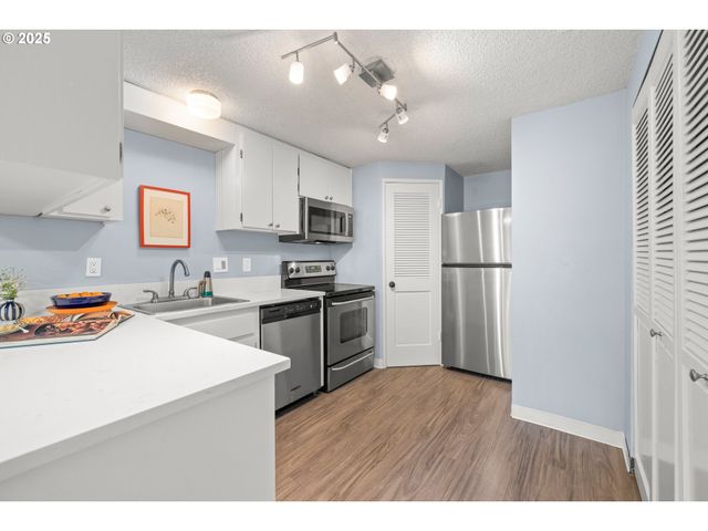 225 CERVANTES Cir, Lake Oswego, OR 97035