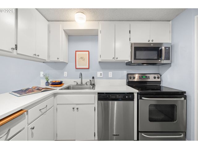 225 CERVANTES Cir, Lake Oswego, OR 97035