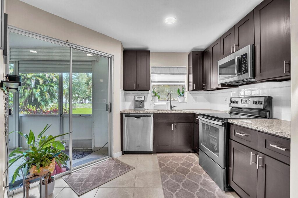 3524 Via Poinciana 102, Lake Worth, FL 33467