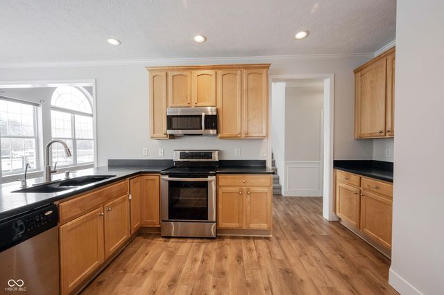 7611 Prairie View Drive, Indianapolis, IN 46256