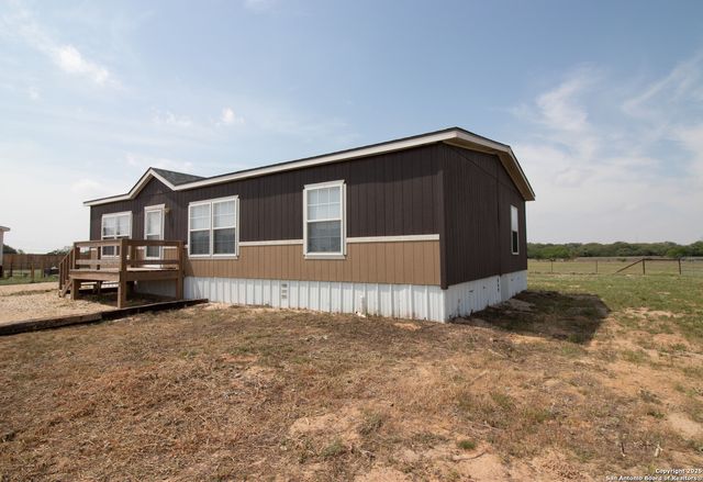 254 CR 406, Floresville, TX 78114