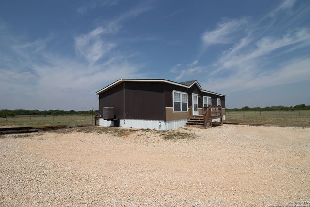 254 CR 406, Floresville, TX 78114
