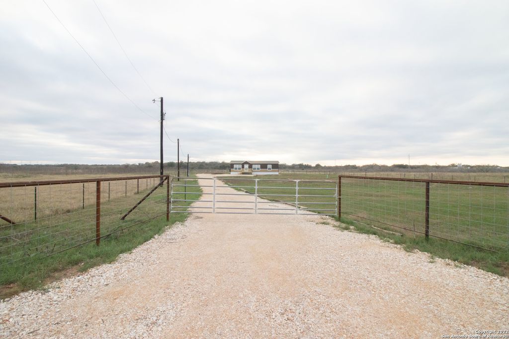 254 CR 406, Floresville, TX 78114