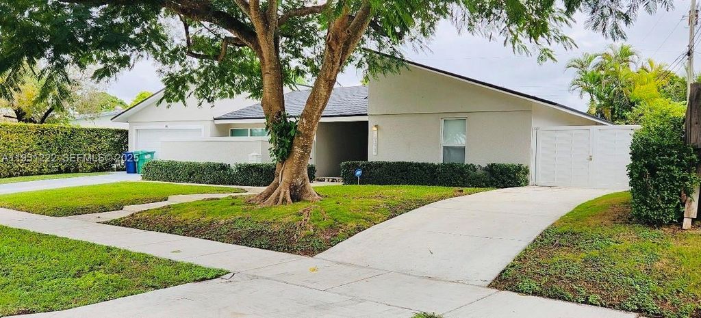 16323 SW 108th Ct, Miami, FL 33157