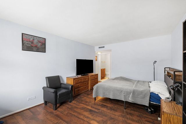 5901 N Sheridan Road 2C, Chicago, IL 60660