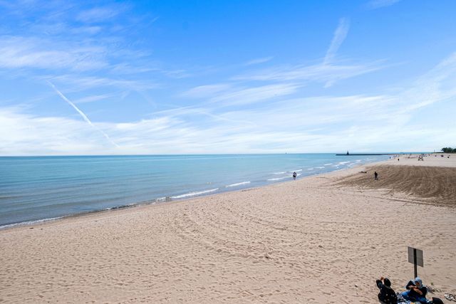 5901 N Sheridan Road 2C, Chicago, IL 60660