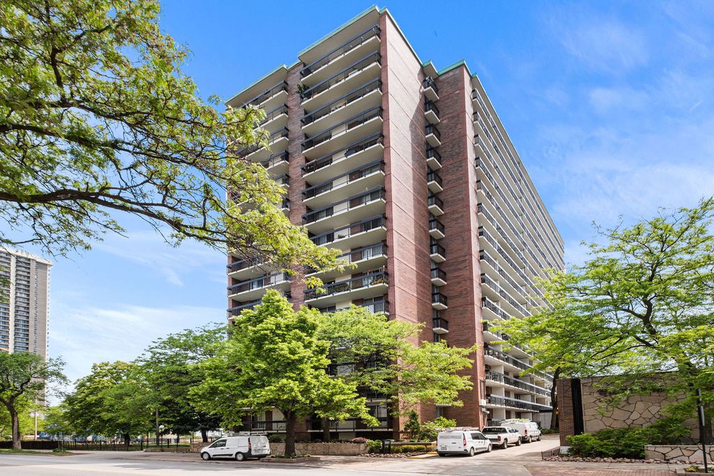 5901 N Sheridan Road 2C, Chicago, IL 60660