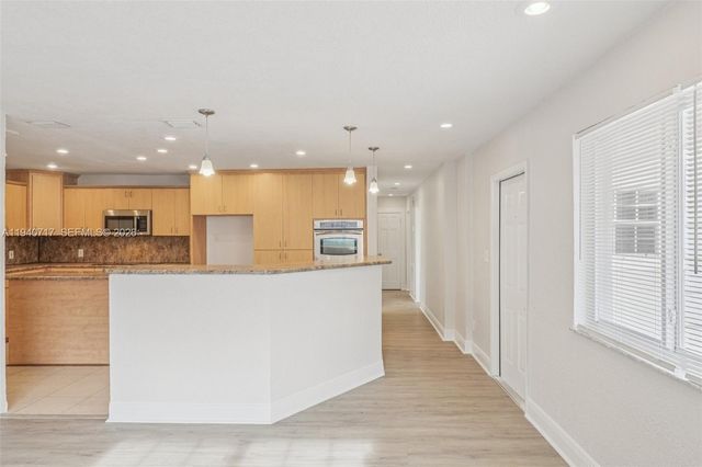 781 NW 183rd Dr, Miami Gardens, FL 33169