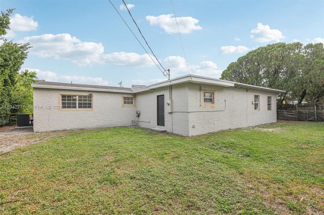 781 NW 183rd Dr, Miami Gardens, FL 33169