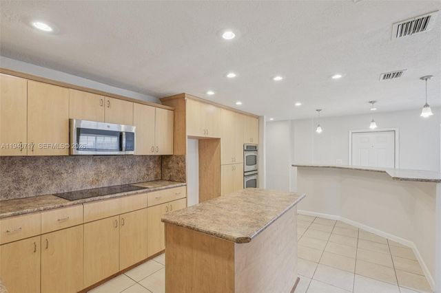 781 NW 183rd Dr, Miami Gardens, FL 33169