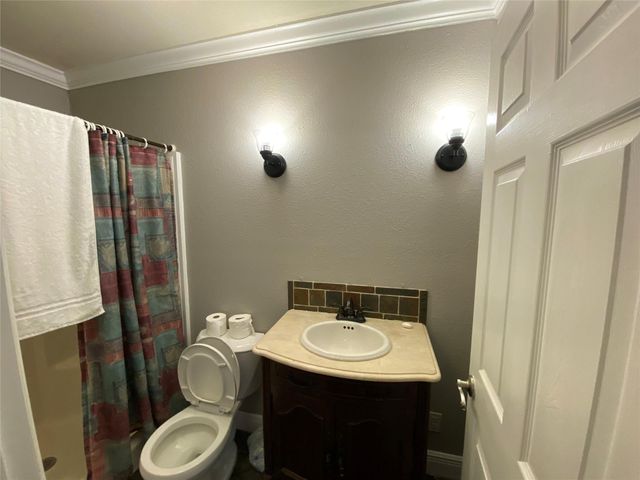 8628 Highway 6, Hitchcock, TX 77563