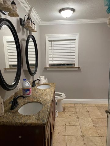 8628 Highway 6, Hitchcock, TX 77563
