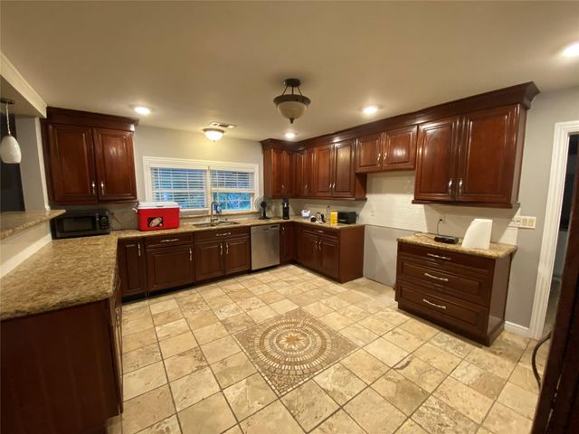 8628 Highway 6, Hitchcock, TX 77563