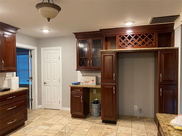 8628 Highway 6, Hitchcock, TX 77563