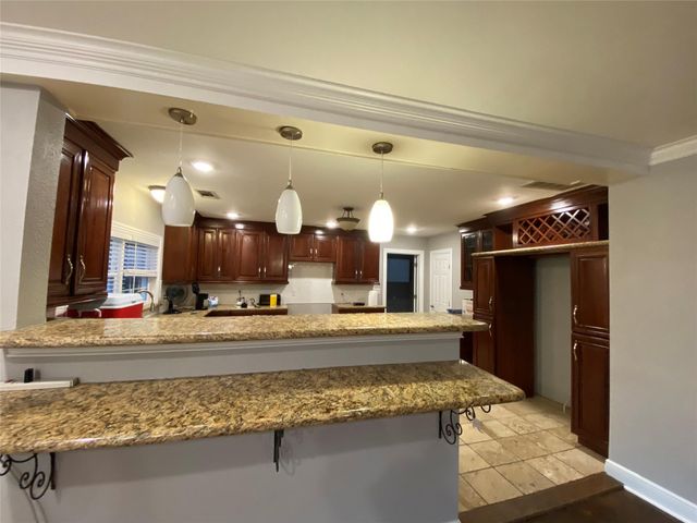 8628 Highway 6, Hitchcock, TX 77563