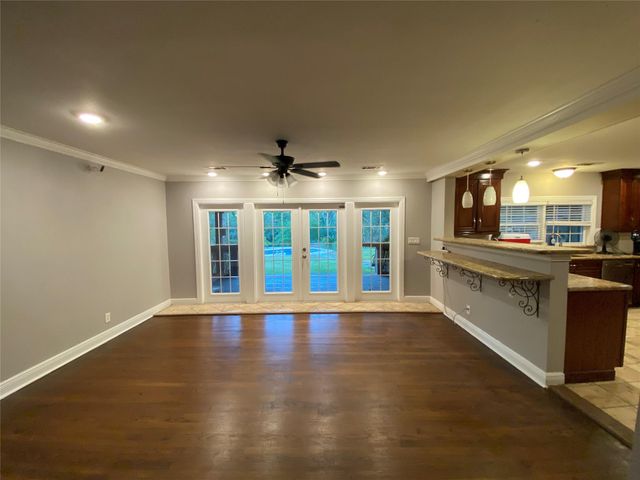 8628 Highway 6, Hitchcock, TX 77563