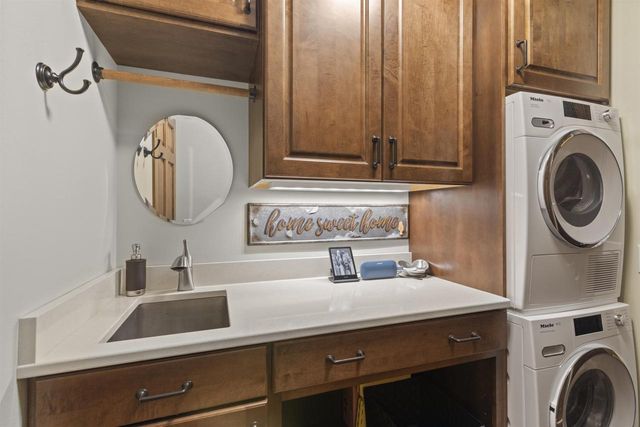 859 Fox Run Court, Oregon, WI 53575