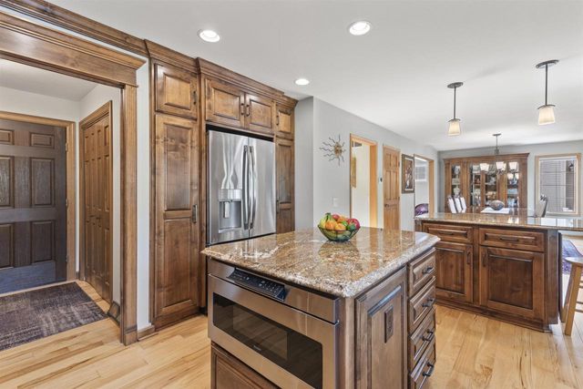 859 Fox Run Court, Oregon, WI 53575