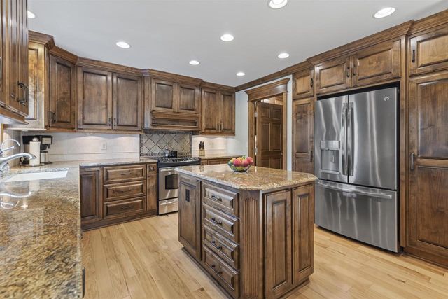 859 Fox Run Court, Oregon, WI 53575