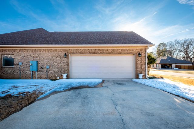 2805 Coldwater Dr, Benton, AR 72019