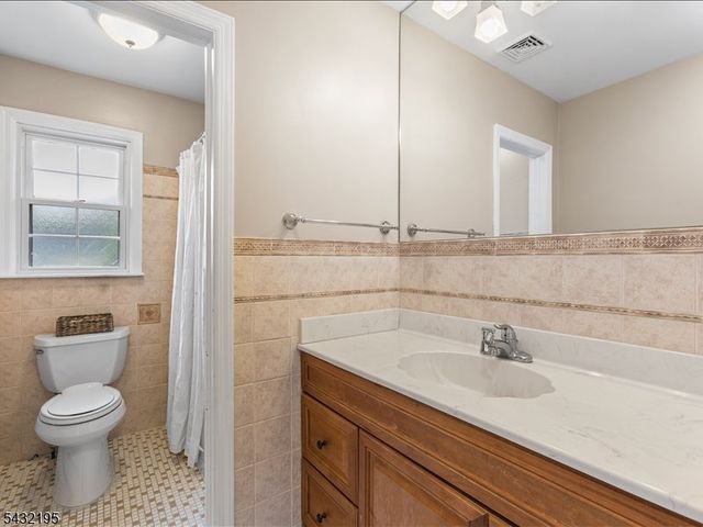 8 Madoc Trl, Jefferson Twp., NJ 07438