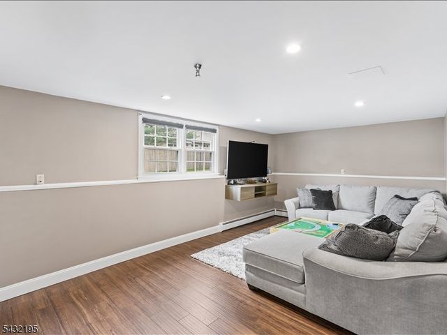 8 Madoc Trl, Jefferson Twp., NJ 07438