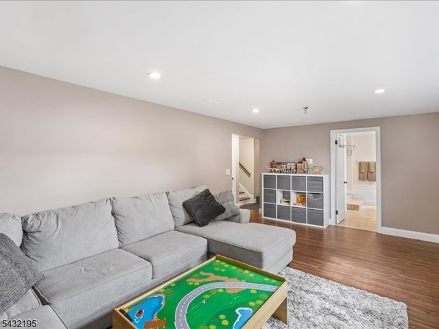 8 Madoc Trl, Jefferson Twp., NJ 07438