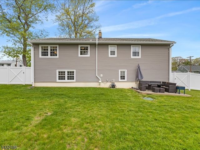 8 Madoc Trl, Jefferson Twp., NJ 07438
