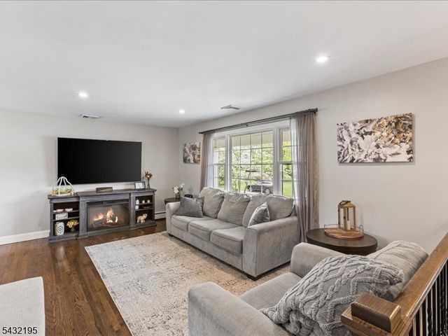 8 Madoc Trl, Jefferson Twp., NJ 07438