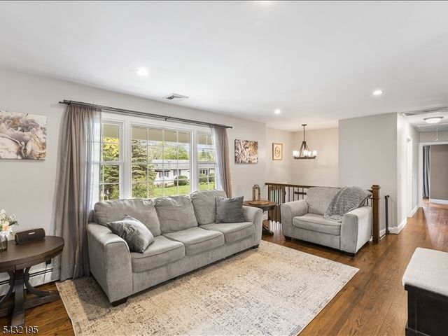 8 Madoc Trl, Jefferson Twp., NJ 07438