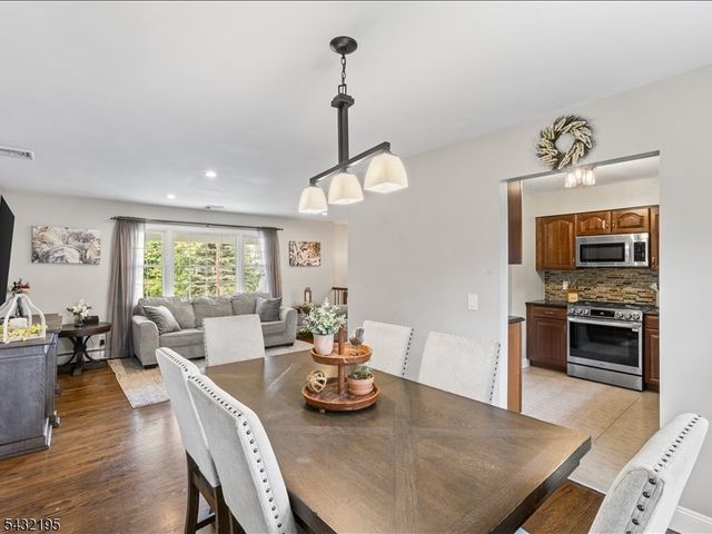 8 Madoc Trl, Jefferson Twp., NJ 07438
