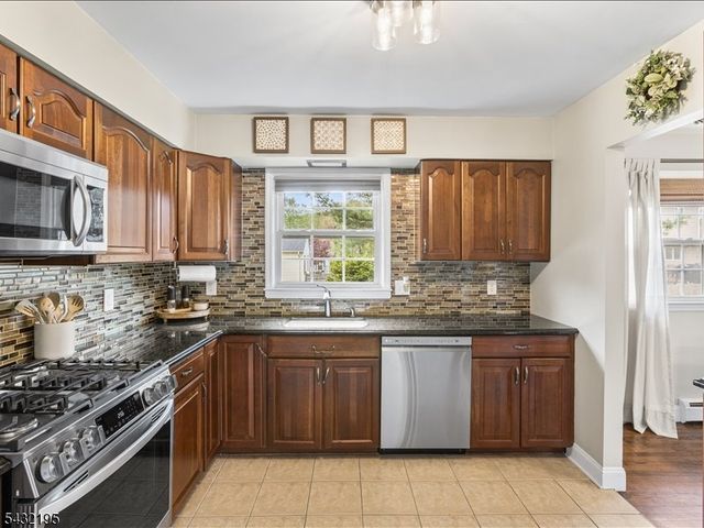 8 Madoc Trl, Jefferson Twp., NJ 07438