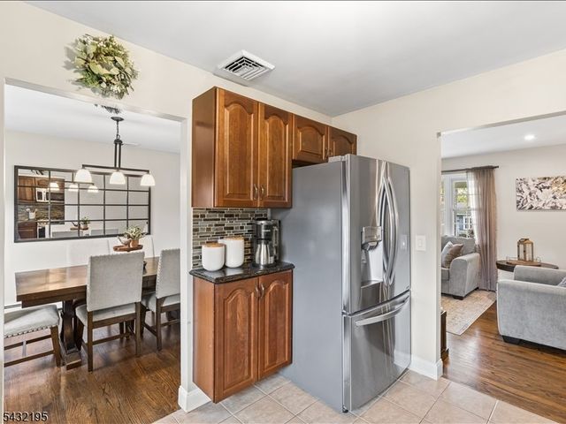 8 Madoc Trl, Jefferson Twp., NJ 07438