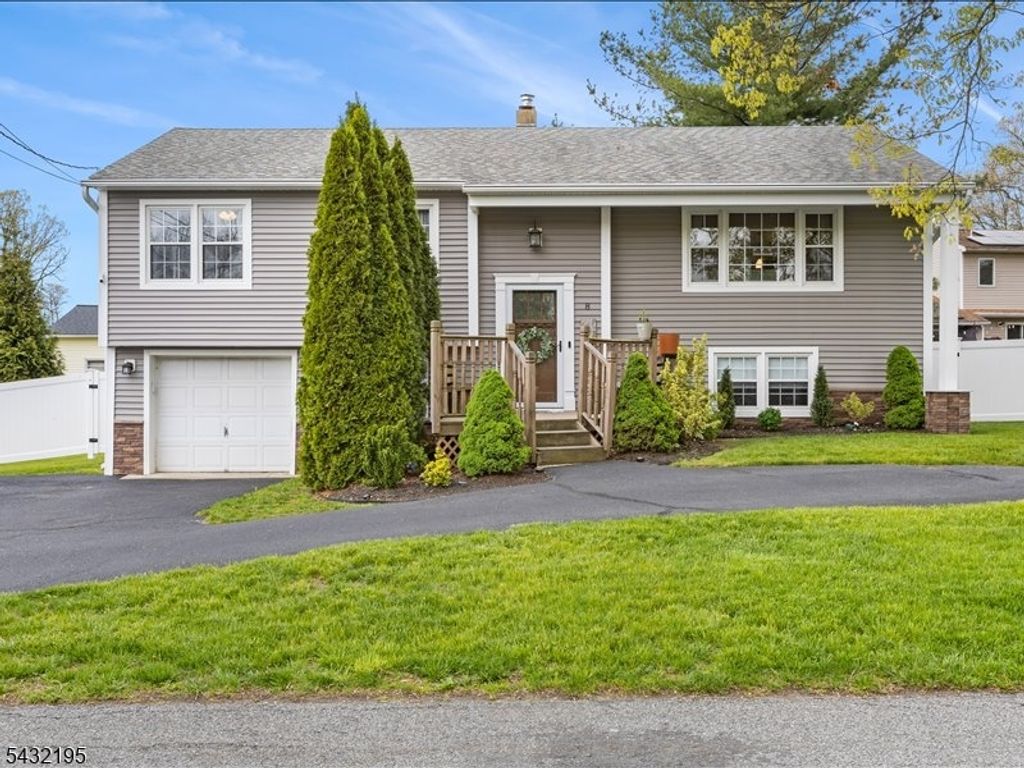 8 Madoc Trl, Jefferson Twp., NJ 07438